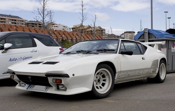 Самият Елвис Пресли кара такъв. DeTomaso Pantera е наследник на Mangusta и плод на въображението на аржентинско-италианския бизнесмен и автомобилен ентусиаст Алехандро ДеТомасо. Въпреки че беше възроден и сега прави прекрасен суперавтомобил, Pantera е лесно разпознаваемият от предишния каталог на компанията.

Историята е завладяваща. Това всъщност беше сътрудничество между DeTomaso и FoMoCo за дистрибуция на суперавтомобил чрез широката дилърска мрежа на Ford , която включваше Mercury и Lincoln. Амтомобилът е проектиран от бивш инженер на Lambo, докато дизайнът ена Том Джаарда - същият, който ни донесе Saab 900 и неуспешния Mustang II на Ford.

Pantera тук използва мощността на Ford. Той се превърна в една от най-готините коли, оборудвани с двигателя 351 V8 , по-специално 351 ci Cleveland. Това му придаде производителност, съответстваща на поразителния му външен вид. Изненадващо, Pantera всъщност се произвежда до началото на 90-те години.
